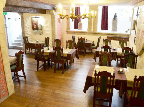 Отель Three Crowns Residents