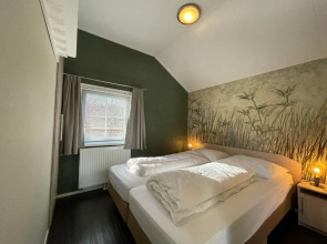 Tranquil Lakeside Stay for 4 Guests