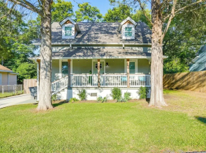 Greenville Escape w/ Deck + Fire Pit!
