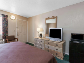 Howard Johnson by Wyndham Bakersfield