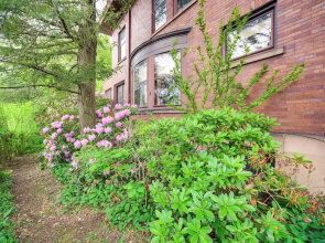 2 Mi to Lake Erie: Spacious Retreat Near Cafes!