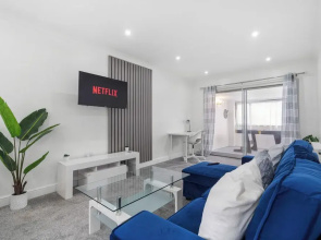 Staines House-3bed-sleeps7- Freep-close to Airport