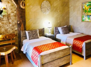 Seruni Hotel Hobbit House