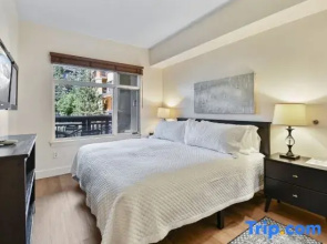 Unequalled Ski in Out Location Next to Gondola, Sundial 1BR, Pool, Hot tubs, Condo Nast Winner C005B