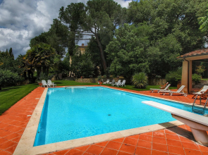 Estate with pool and tennis court in the Tuscan hills