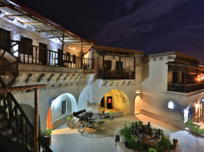 Holiday Cave Hotel