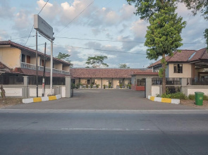RedDoorz near Alun Alun Subang