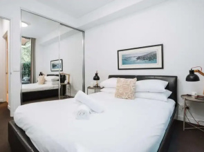 Comfy 1-bed With Spacious Courtyard & Parking