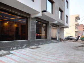 OYO 27061 Hotel Magnum