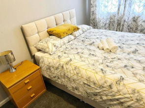 Remarkable 3-bed Apartment in Newport