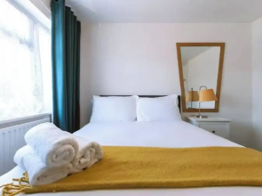 Reading - 3-bed House - Sleeps 6 - Garden - Wifi