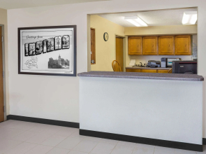 Super 8 by Wyndham Hebron Lowell Area