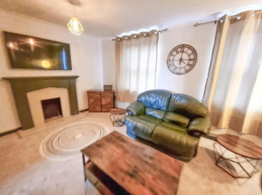 City House in Nice Area - Smart Tv's, 900mb Wifi