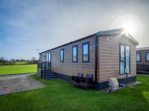 Bumblebee - 2 Bedroom Lodge - Manorbier
