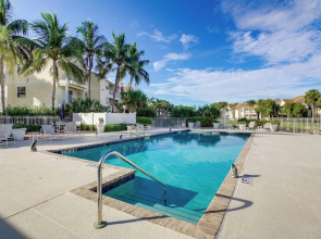 Walk to Beach: 1st-floor Unit w/ Pool in Melbourne