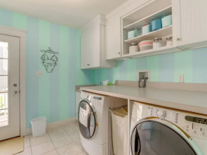 Spacious Avalon Beach House - 2 Blocks to Water!