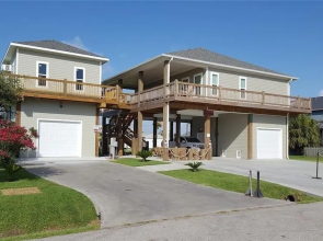 Sea Beauty 3 Bedroom Home by RedAwning