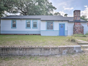 Jacksonville Retreat w/ Pool & Yard - 3 Mi to Zoo!