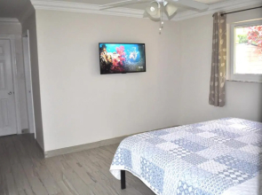 Lovely 3-bd, walk to bars, 9 min drive from beach! Heated pool.