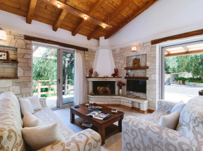 Aristea - 2 BR Villa Surrounded by Olive Groves