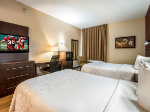 Red Roof Inn PLUS+ Long Island - Garden City