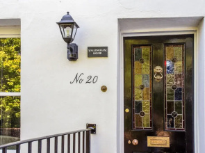 Peaceful Elevated Residential Area - Walk to City