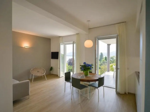 The View-air Design apt With Lake View