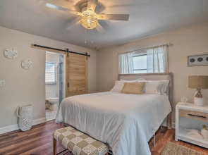 Naples Oasis w/ Screened Pool, Bike to Beach!