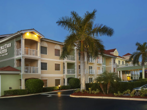 DoubleTree Suites by Hilton Naples