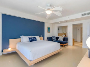 Oceanfront Penthouse 4BR w Roof Top Deck w Jacuzzi Eagle Beach