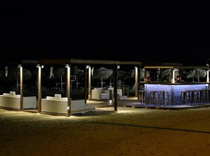 Mackenzie Beach Hotel & Apartments