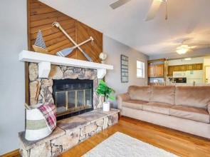 Cozy Lake Ozark Condo Rental w/ Grill, Pool Access
