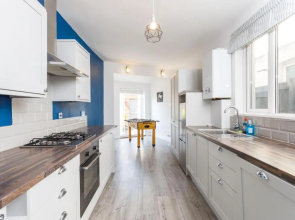 FREE PARKING - Comfy 3bed House - 8mins to centre!