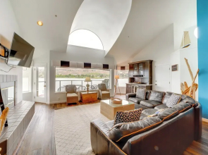 Beautiful Condo w/ Balcony on Lake Chelan!