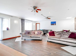 Stunning 7-bed Detached House in Luton With Parkin