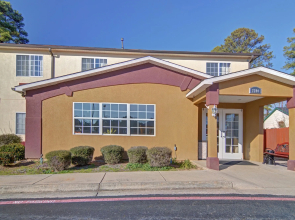 HomeTown Inn & Suites