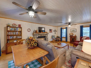Creekside Family Retreat by Waterfalls & Hiking!