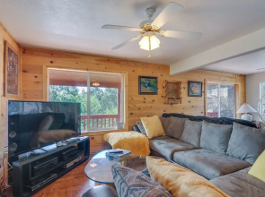 Alton Cabin w/ Deck ~ 2 Mi to Dixie Nat'l Forest!
