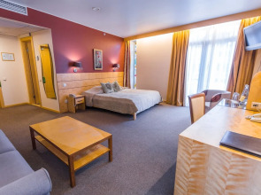 Royal Square Hotel & Suites