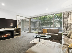Central Location - Contemporary 2 Bedroom Aptm
