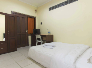 RedDoorz near Mall Taman Anggrek