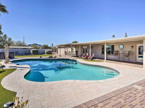 Pool & Outdoor Lounge: Scottsdale Family Home