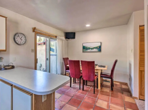 Cozy Red River Alpine Condo w/ Mountain Views