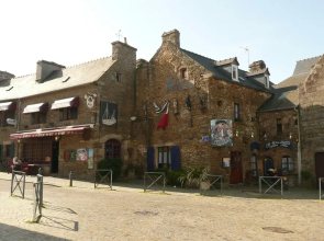 Holiday Home in Plouarzel Near Sandy Beach