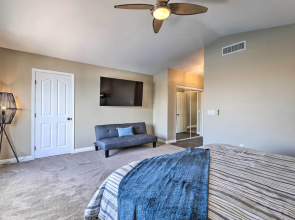 Beautiful Lakefront Peoria Home w/ Community Pool