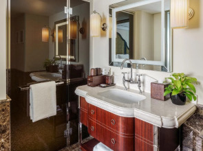 Maxwell Reserve Singapore, Autograph Collection