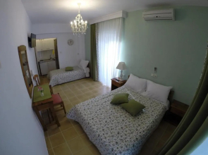 Akrotiri Hotel
