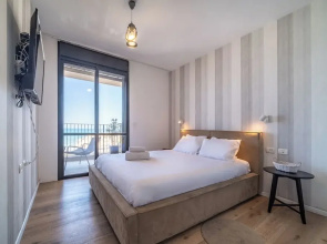Stylish 1BR Beach-Front Apt w Sea View