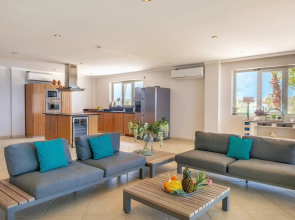 Oceanfront Deluxe Apartment Blue Marlin at Den Laman
