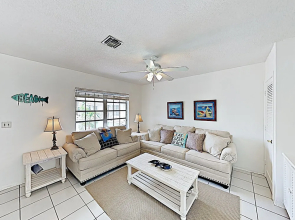 New Listing! Updated Beach W/ Sparkling Pool 1 Bedroom Condo
